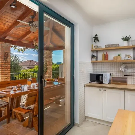 Willa Dominus - By Guide *